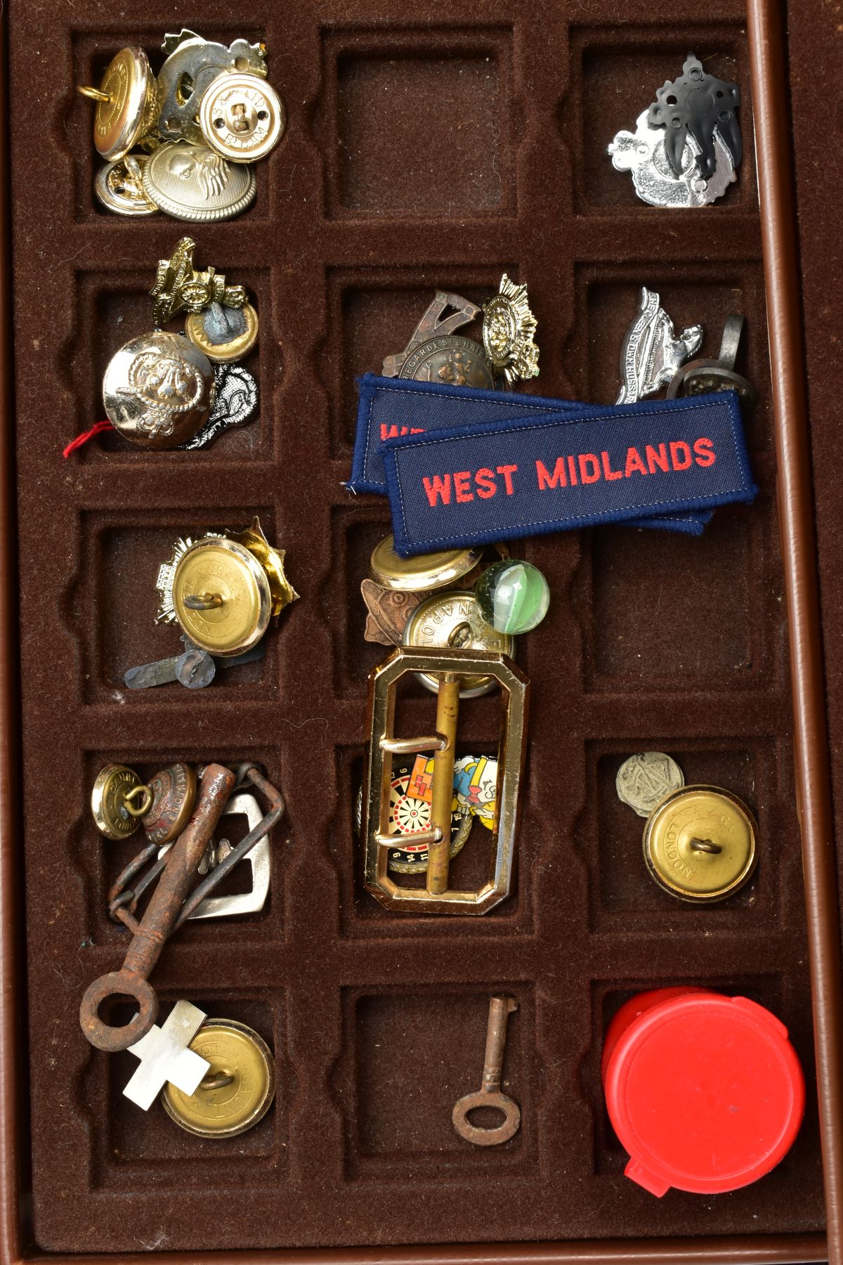 A STORAGE BOX/CARRIAGE CASE WITH CONTENTS, contents to include costume jewellery, buttons, brooches, - Image 3 of 7