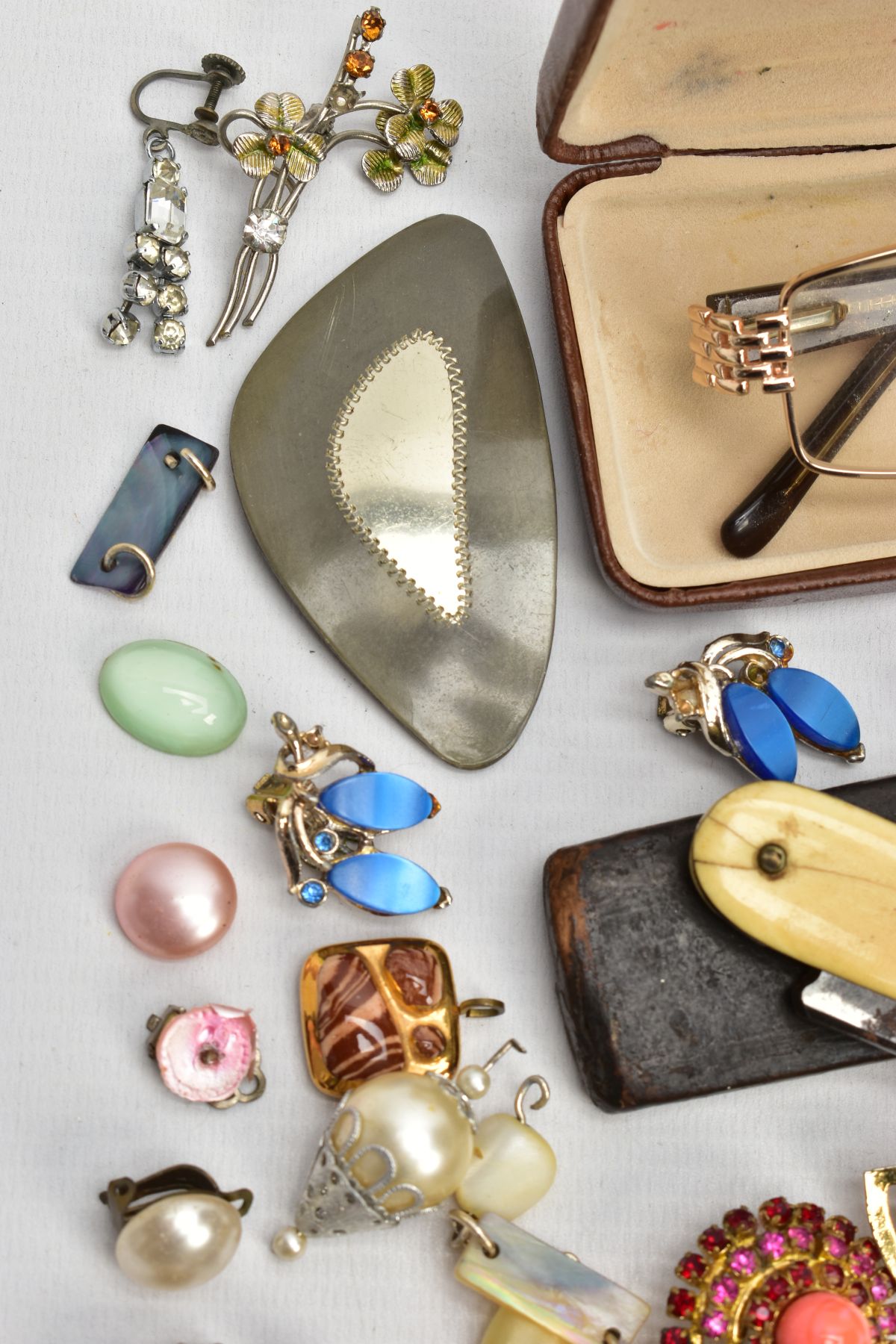 A BOX OF ASSORTED ITEMS, to include a lady's fashion quartz wristwatch, imitation pearl strands, - Image 5 of 7