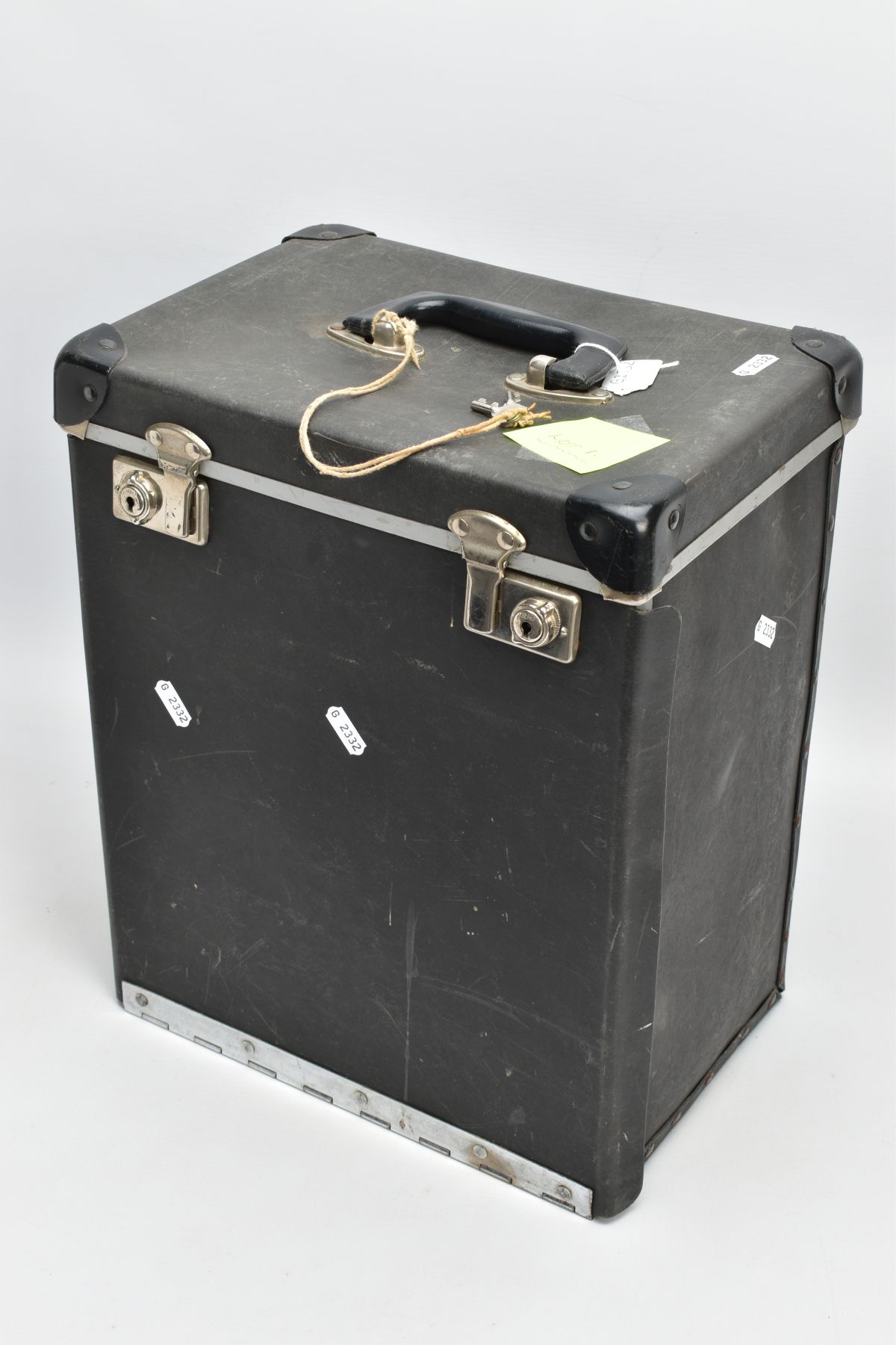 A STORAGE BOX/CARRIAGE CASE WITH CONTENTS, contents to include costume jewellery, buttons, brooches, - Image 7 of 7