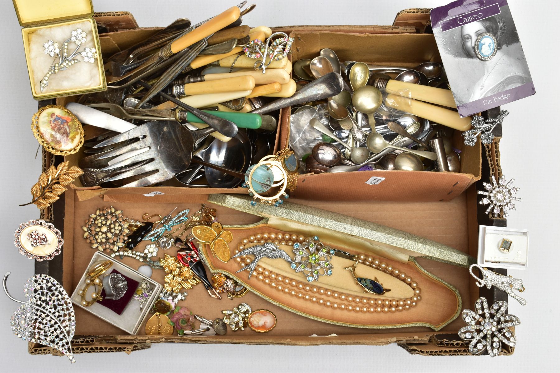 A SELECTION OF COSTUME JEWELLERY AND CUTLERY, to include a selection of brooches and a Lotus