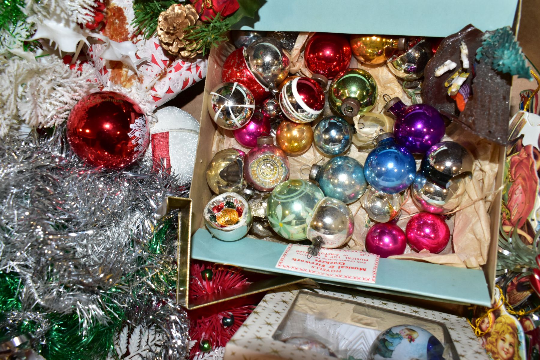 EIGHT BOXES AND LOOSE VINTAGE CHRISTMAS DECORATIONS, mainly mid to late twentieth century, to - Image 10 of 13