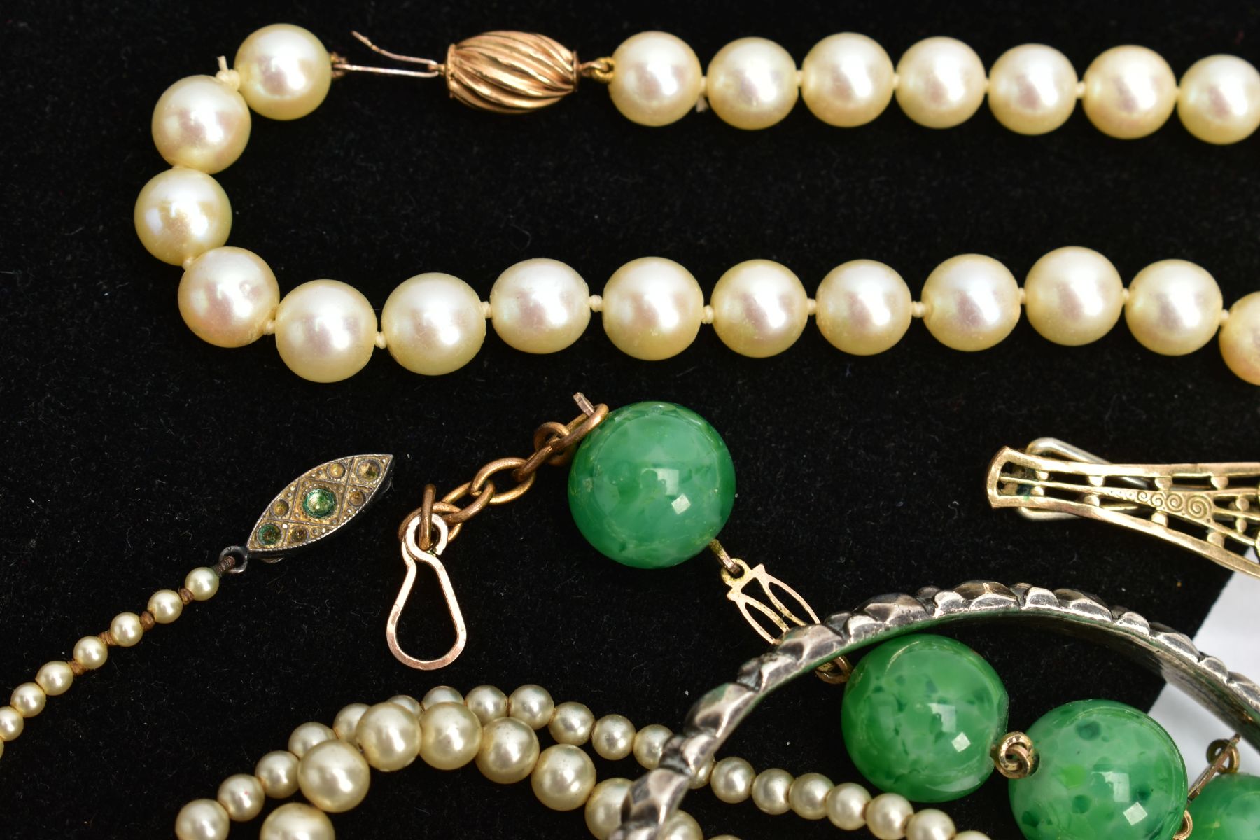 A BAG OF ASSORTED JEWELLERY, to include a green glass beaded necklace, a cultured pearl strand, - Image 4 of 5