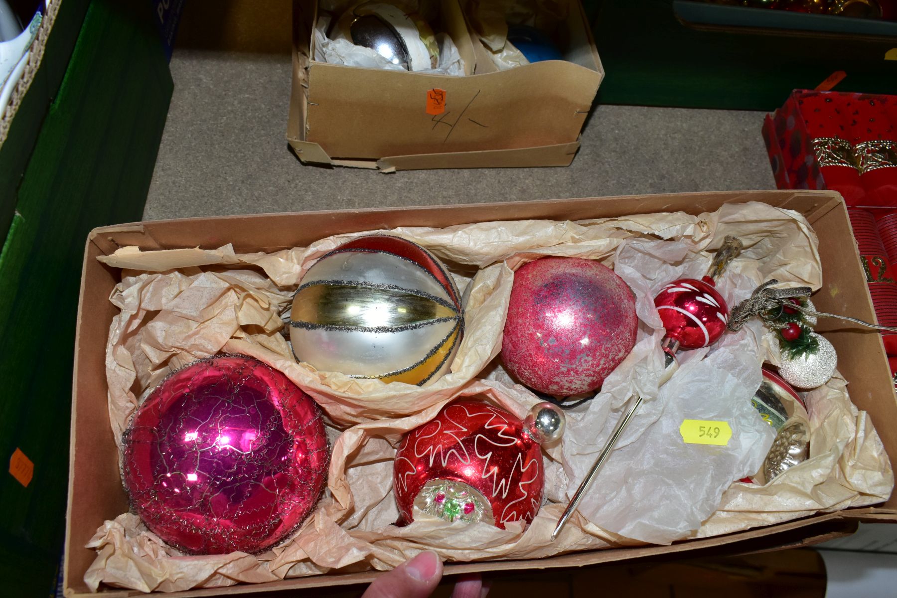 EIGHT BOXES AND LOOSE VINTAGE CHRISTMAS DECORATIONS, mainly mid to late twentieth century, to - Image 7 of 13