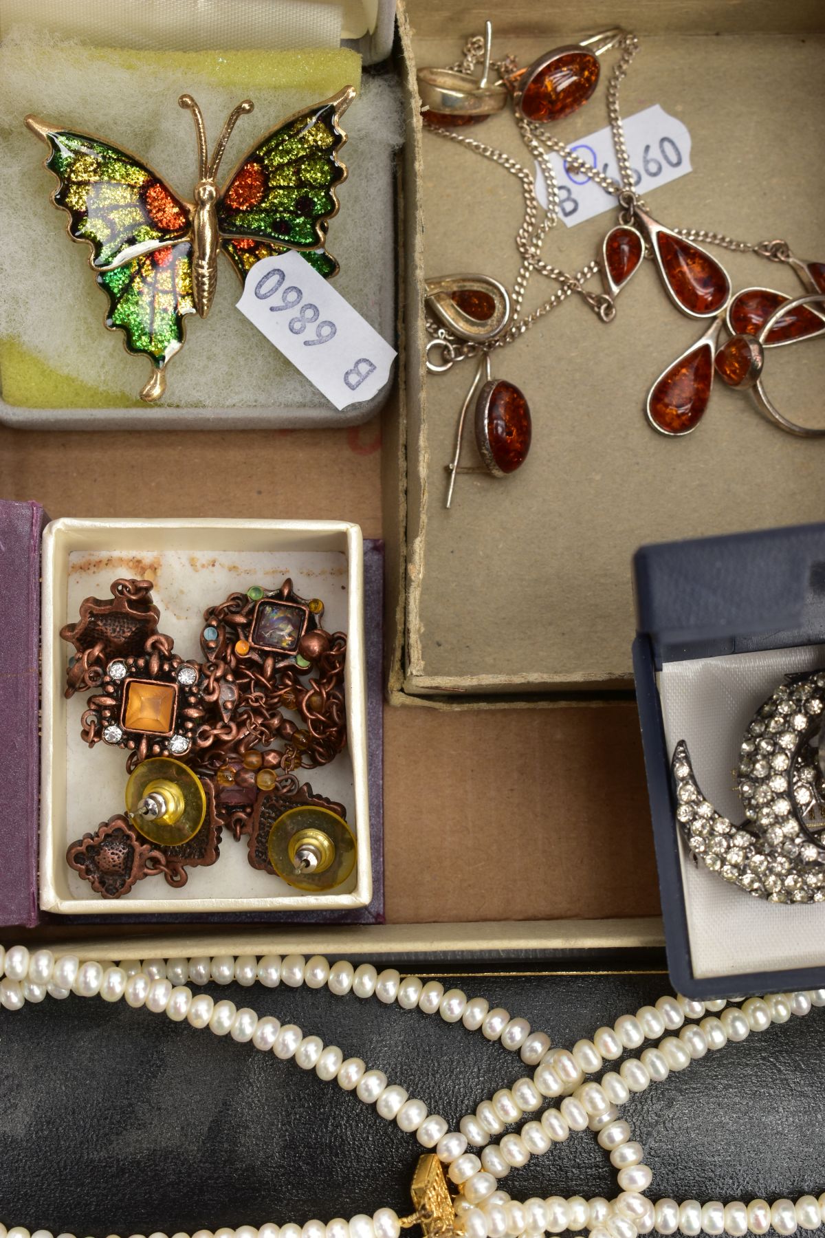 A SELECTION OF AMBER, COSTUME JEWELLERY AND A ROTARY WATCH, to include a necklace, two pairs of - Image 2 of 4