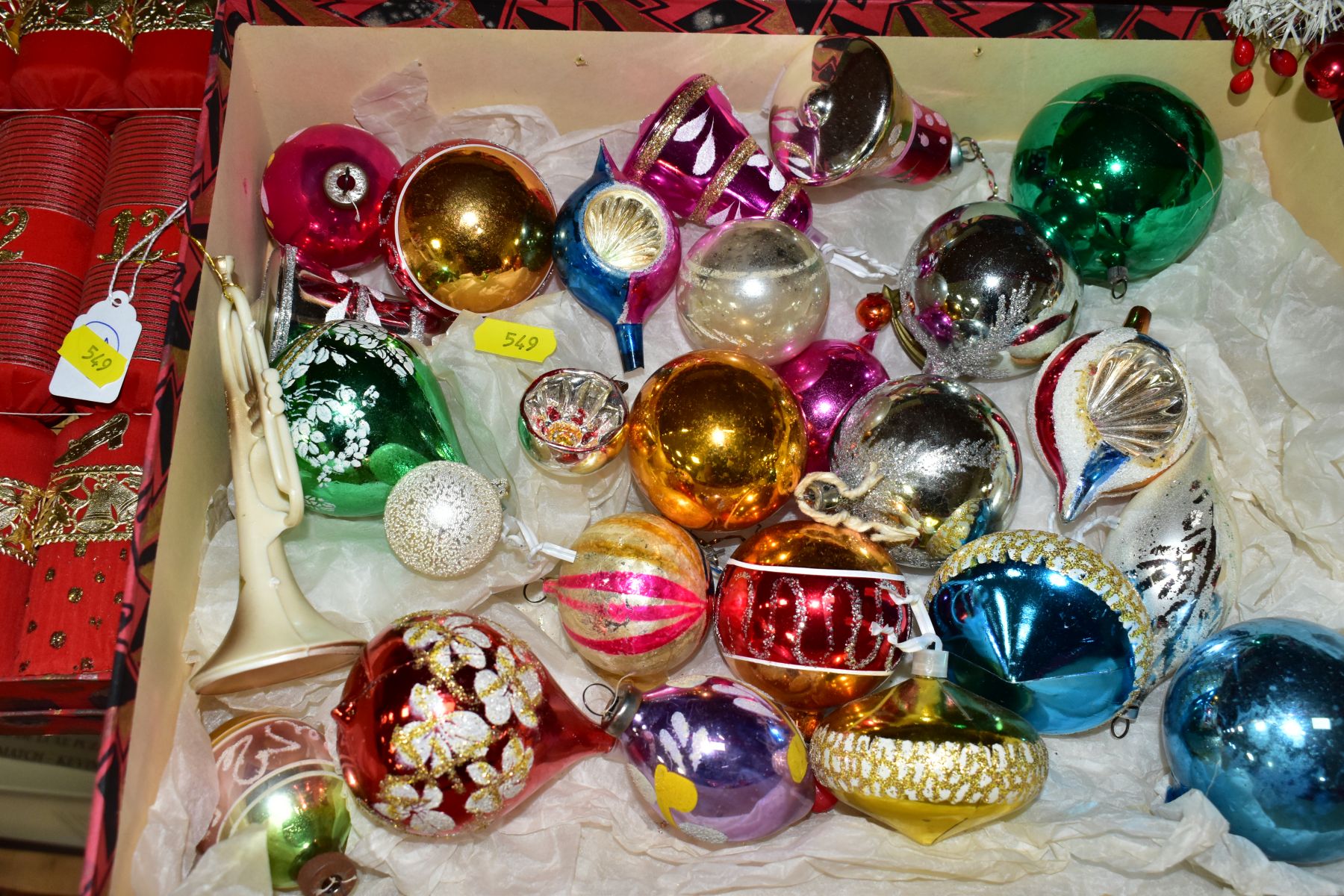 EIGHT BOXES AND LOOSE VINTAGE CHRISTMAS DECORATIONS, mainly mid to late twentieth century, to - Image 4 of 13