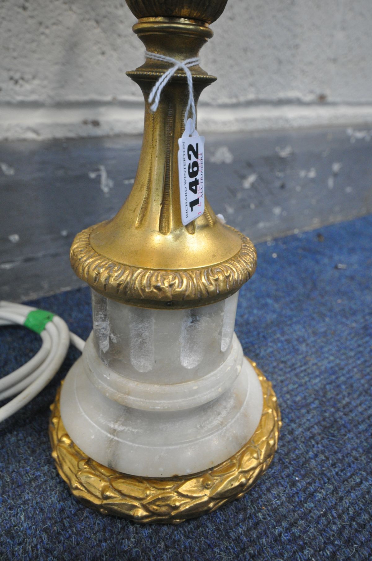 A FRENCH STYLE MARBLE AND GILT TABLE LAMP, height to fitting 44cm (condition:-repair to section of - Image 3 of 5