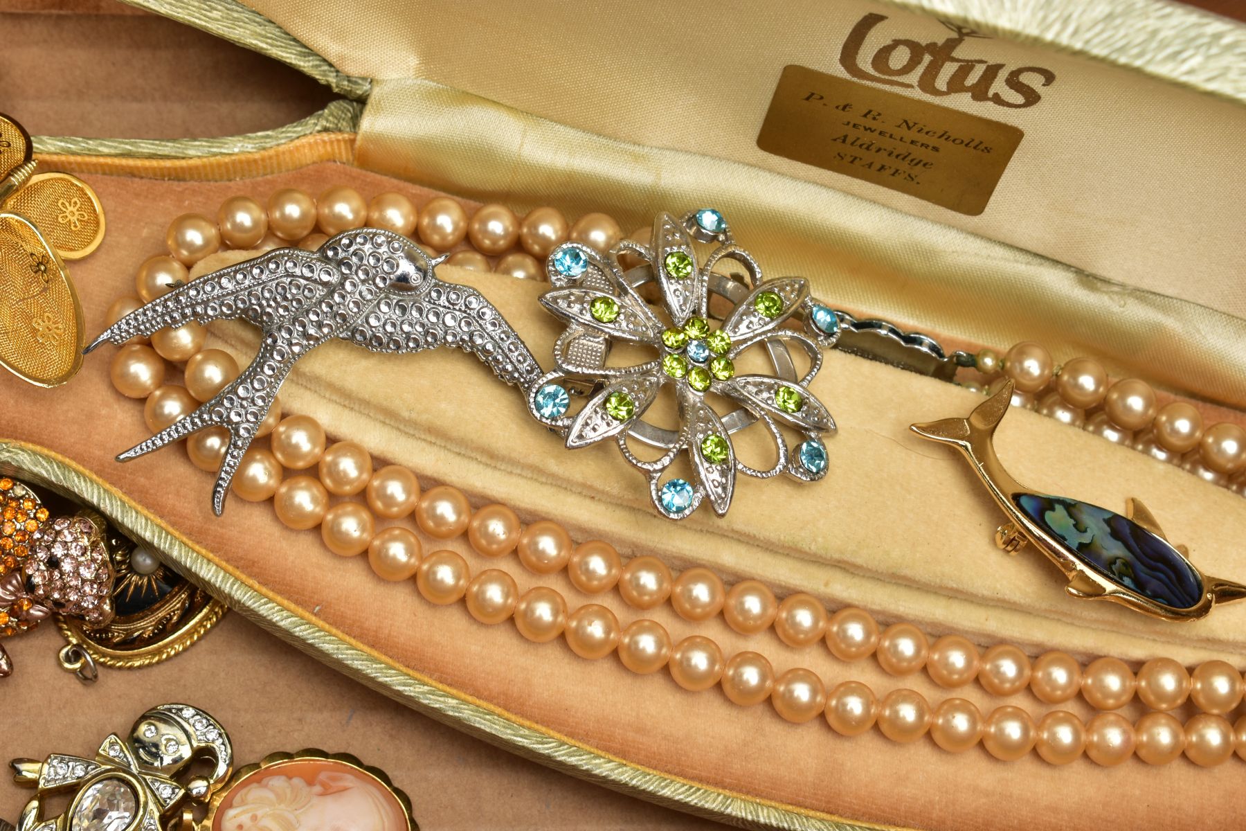 A SELECTION OF COSTUME JEWELLERY AND CUTLERY, to include a selection of brooches and a Lotus - Image 2 of 5