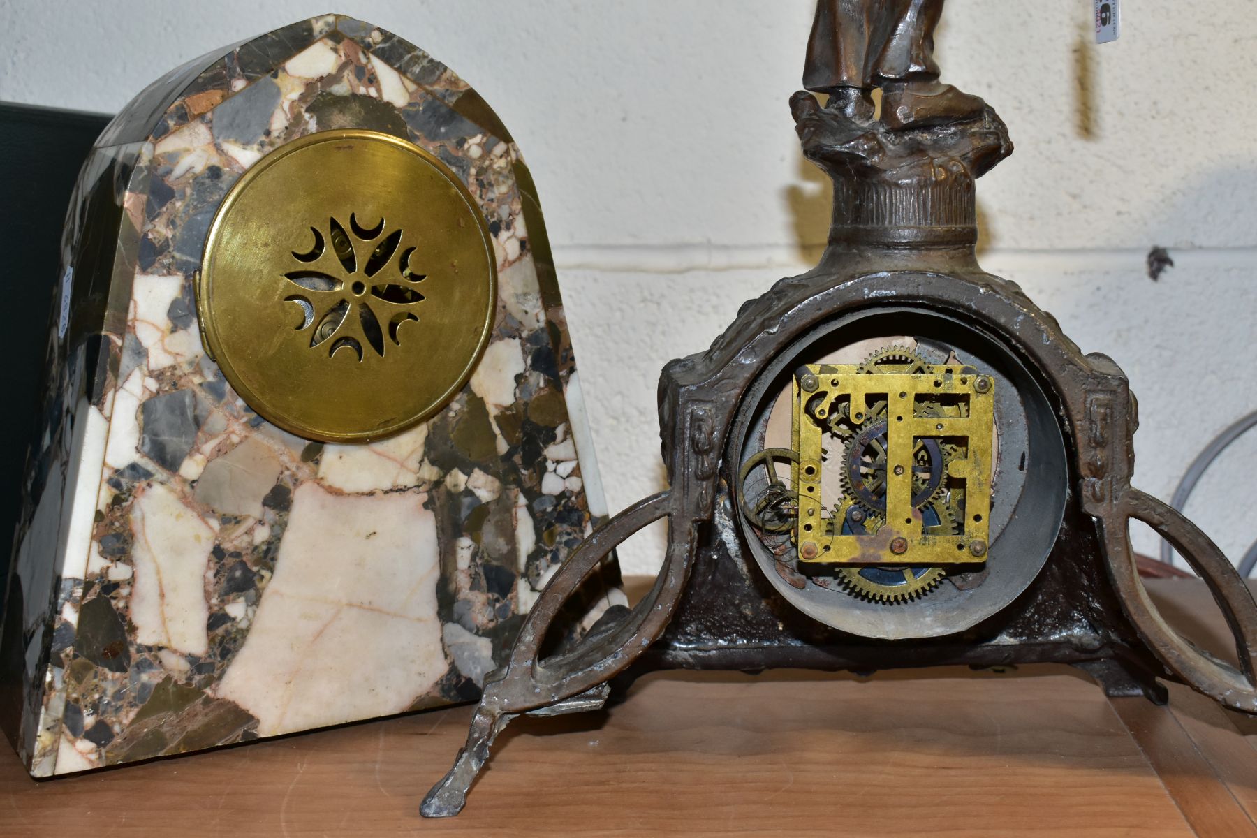 AN EARLY 20TH CENTURY BRONZED SPELTER FIGURAL MANTEL CLOCK AND AN EARLY 2OTH CENTURY VARIEGATED - Image 8 of 12