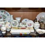 A GROUP OF CERAMIC GIFT WARE, ORNAMENTS ETC, to include boxed Royal Albert Old Country Roses cake