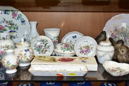 A GROUP OF CERAMIC GIFT WARE, ORNAMENTS ETC, to include boxed Royal Albert Old Country Roses cake