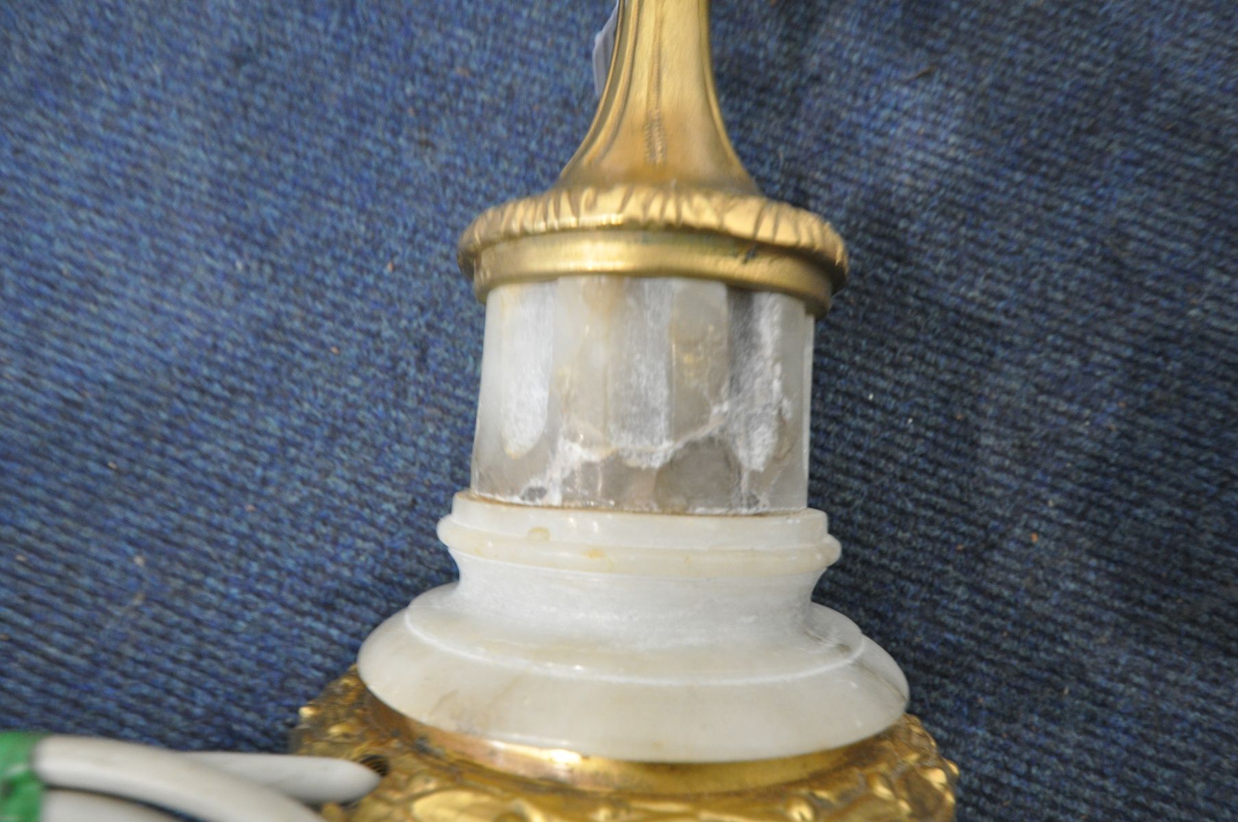 A FRENCH STYLE MARBLE AND GILT TABLE LAMP, height to fitting 44cm (condition:-repair to section of - Image 5 of 5