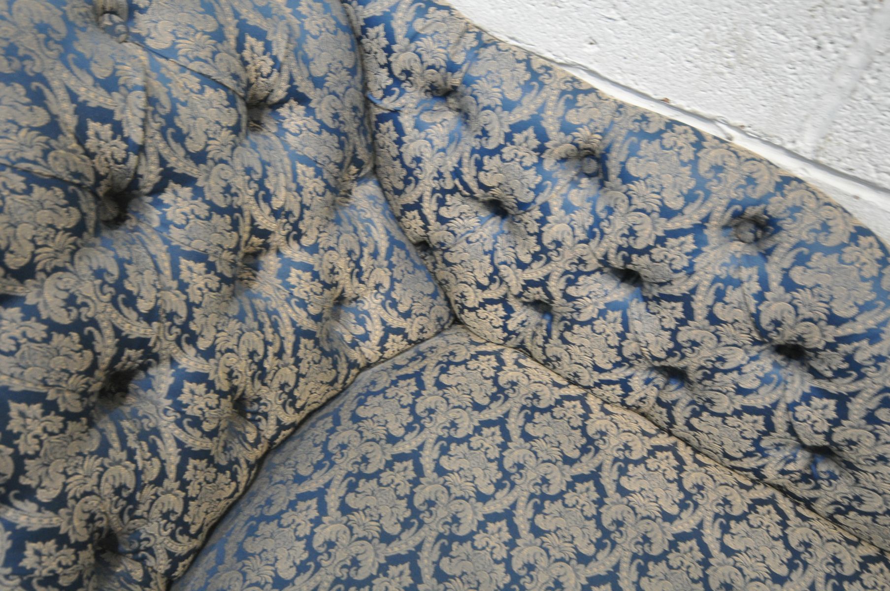 A LATE 20TH CENTURY BLUE AND GOLD FLORAL UPHOLSTERED CHAISE LONGUE, length 137cm - Image 2 of 2