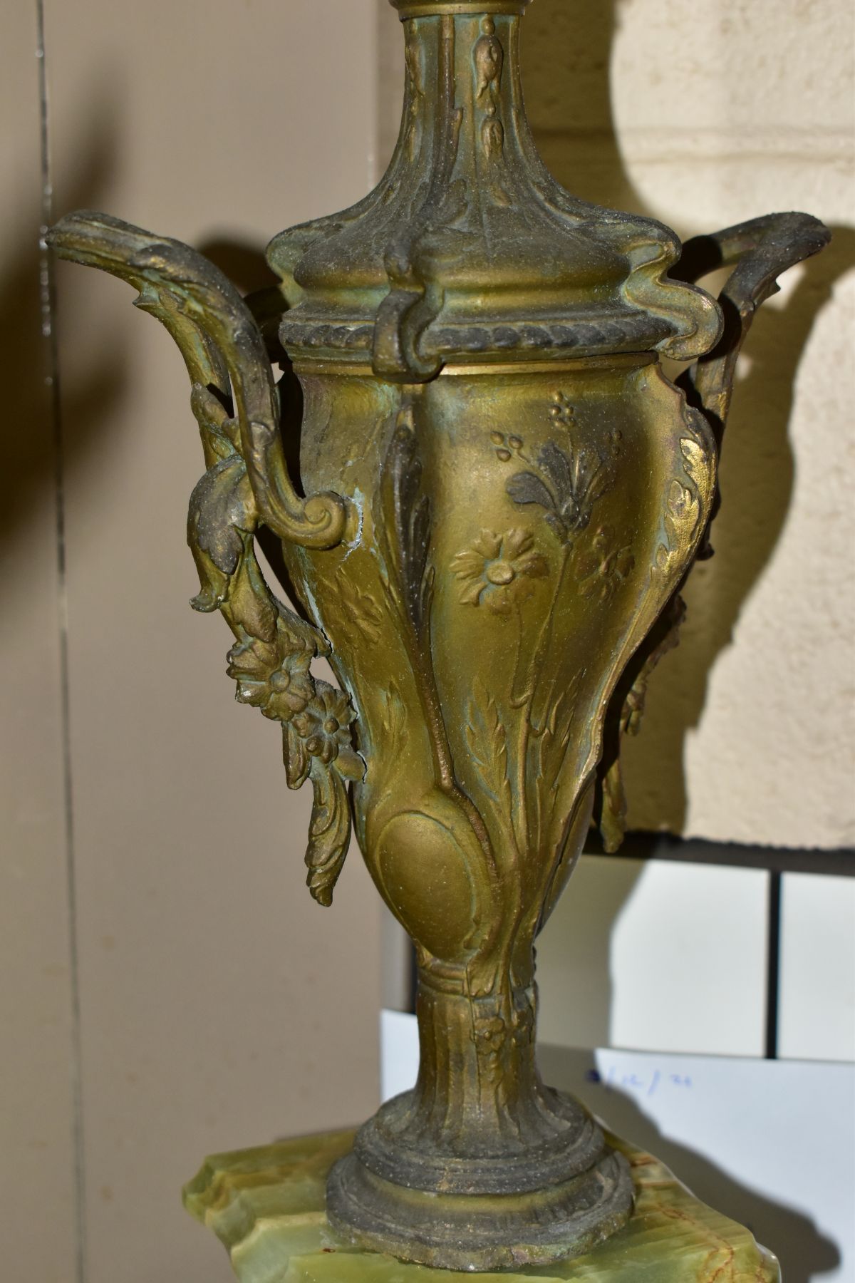 A LATE 19TH CENTURY GREEN ONYX, BRONZED SPELTER AND GILT METAL CLOCK GARNITURE, the clock with - Image 15 of 20