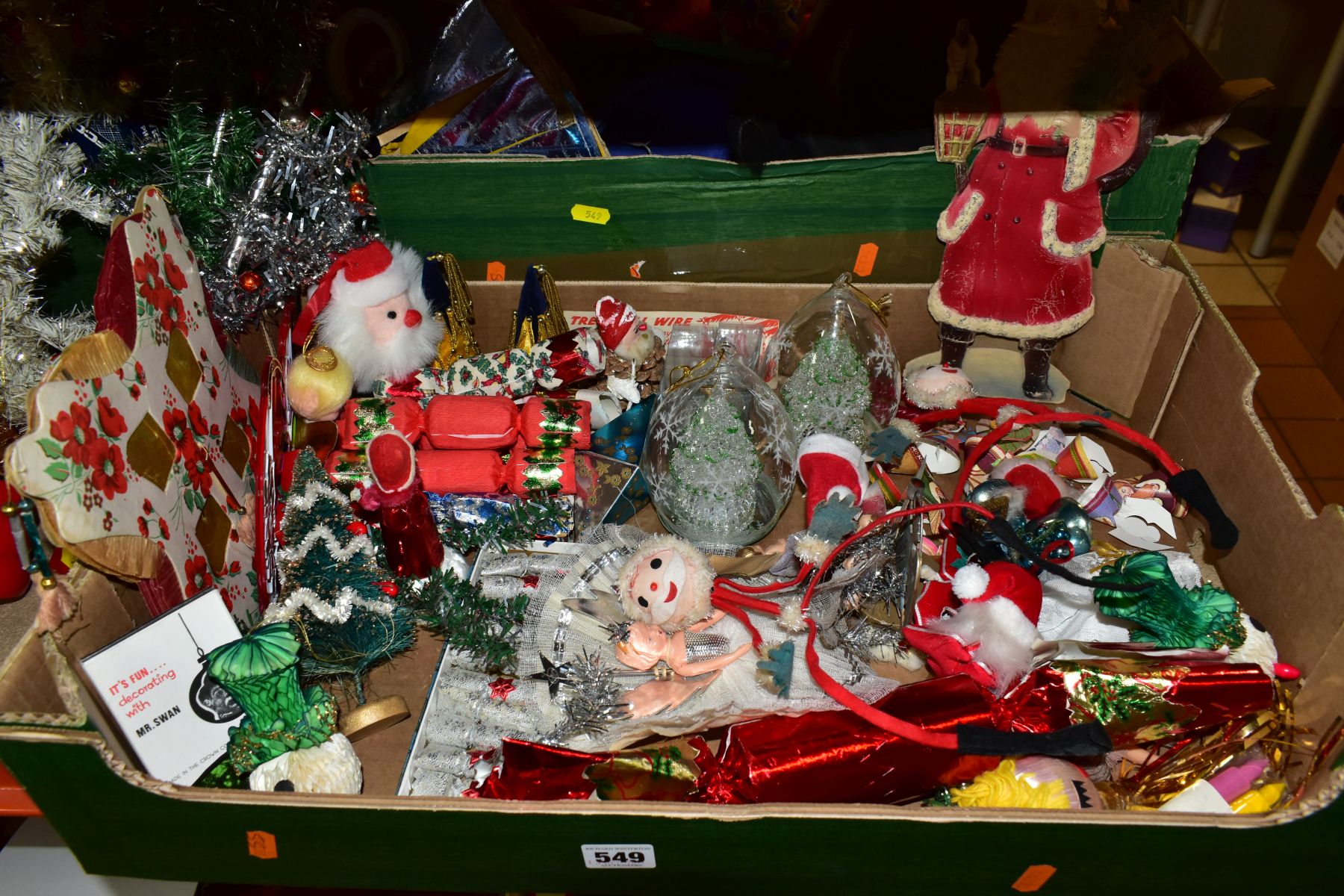 EIGHT BOXES AND LOOSE VINTAGE CHRISTMAS DECORATIONS, mainly mid to late twentieth century, to - Image 2 of 13