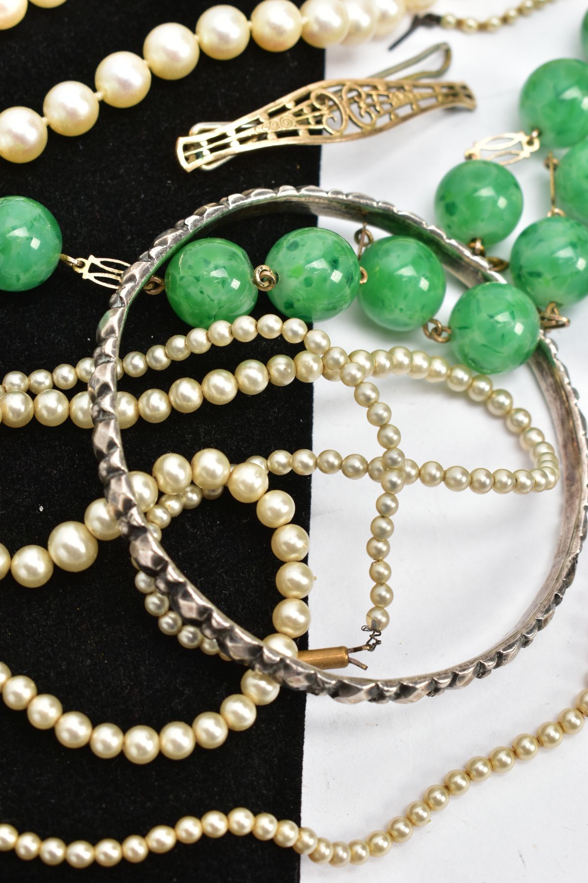 A BAG OF ASSORTED JEWELLERY, to include a green glass beaded necklace, a cultured pearl strand, - Image 3 of 5