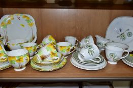 A SUSIE COOPER KATINA PART TEASET, C1160, comprising cake/sandwich plate, milk jug, sugar bowl (chip