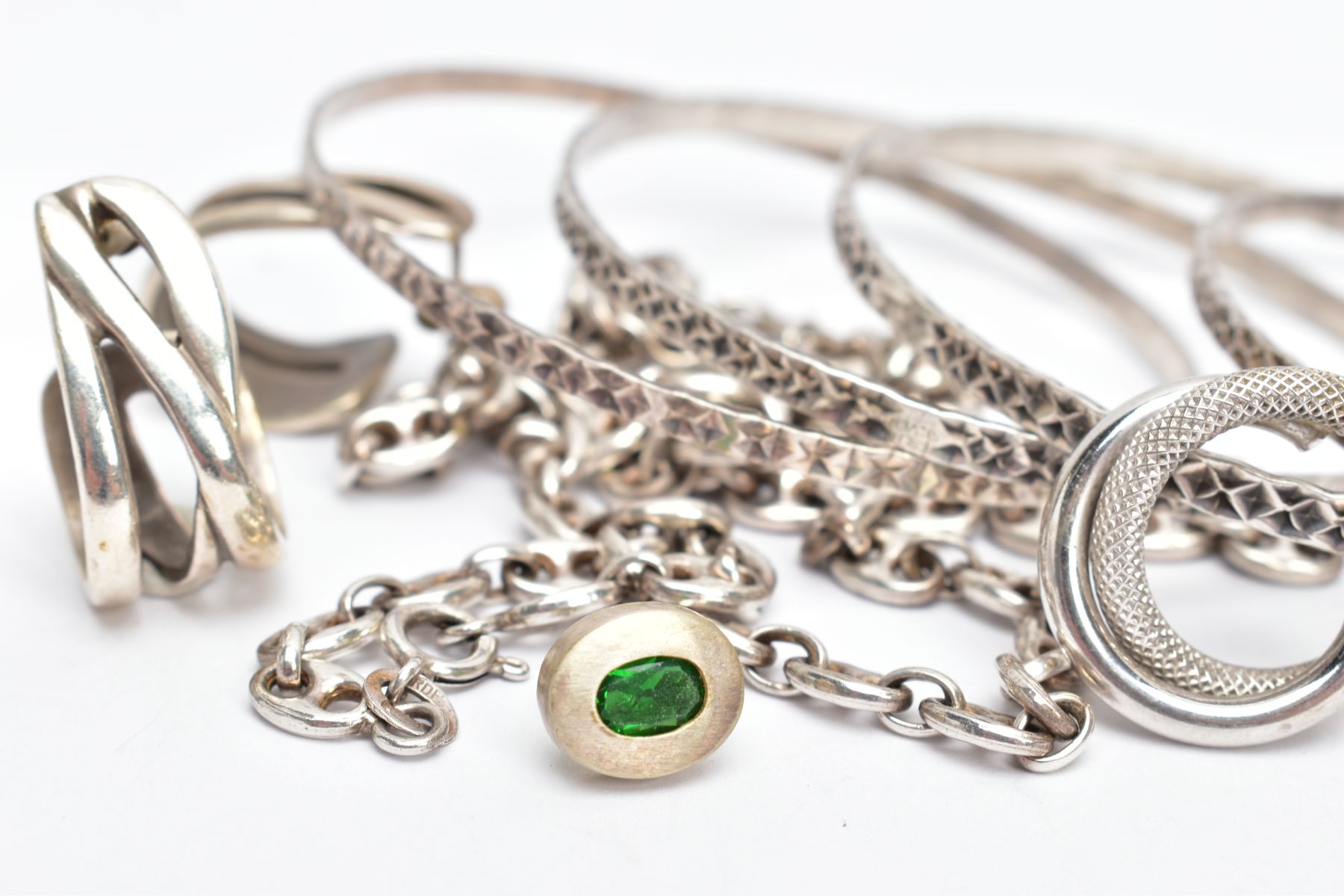 A SELECTION OF JEWELLERY, to include a silver wide puffed mariner chain, approximate length 660mm, - Image 2 of 4