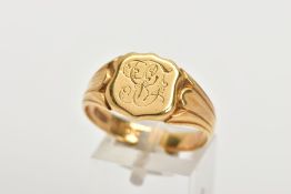 AN 18CT GOLD GENTLEMENS SIGNET RING, shield shaped signet with engraved initials, textured