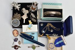 A SELECTION OF SILVER AND WHITE METAL ITEMS, to include a plain polished hinged silver bangle,