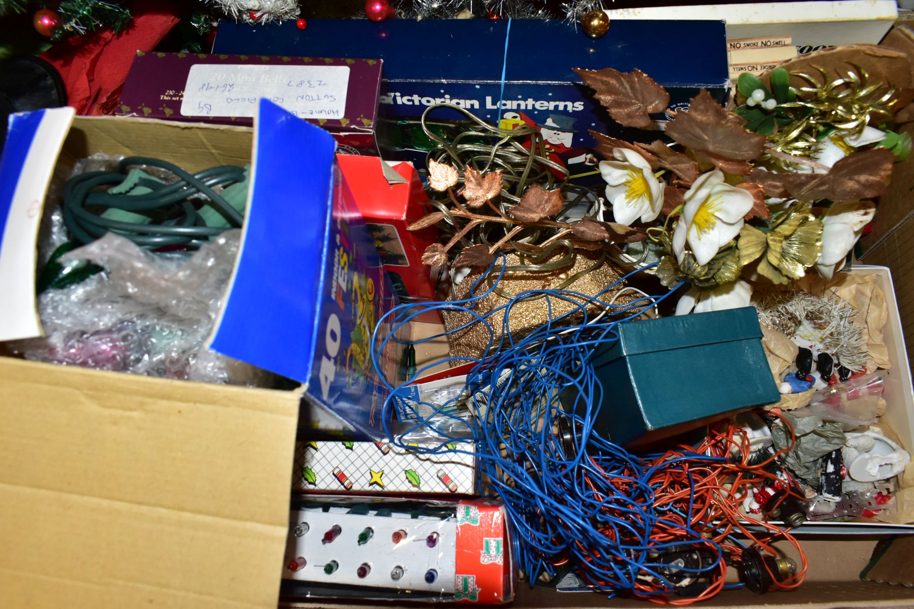 EIGHT BOXES AND LOOSE VINTAGE CHRISTMAS DECORATIONS, mainly mid to late twentieth century, to - Image 11 of 13