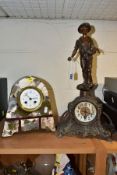 AN EARLY 20TH CENTURY BRONZED SPELTER FIGURAL MANTEL CLOCK AND AN EARLY 2OTH CENTURY VARIEGATED