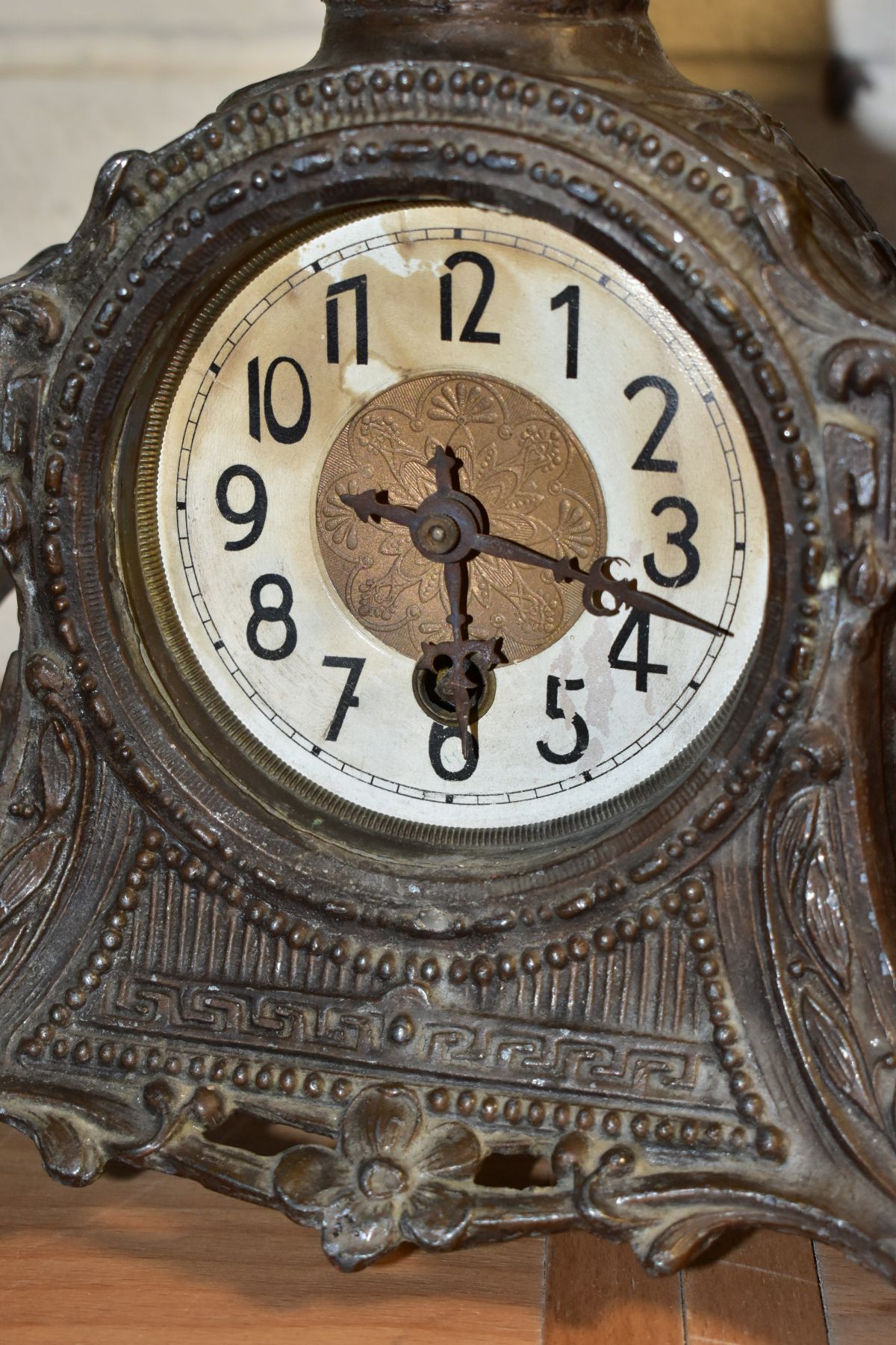 AN EARLY 20TH CENTURY BRONZED SPELTER FIGURAL MANTEL CLOCK AND AN EARLY 2OTH CENTURY VARIEGATED - Image 6 of 12