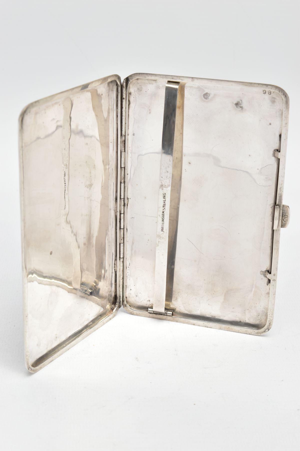 A WHITE METAL DAMASCENE CIGARETTE CASE, of a rounded rectangular form, fitted with a push release - Image 4 of 6
