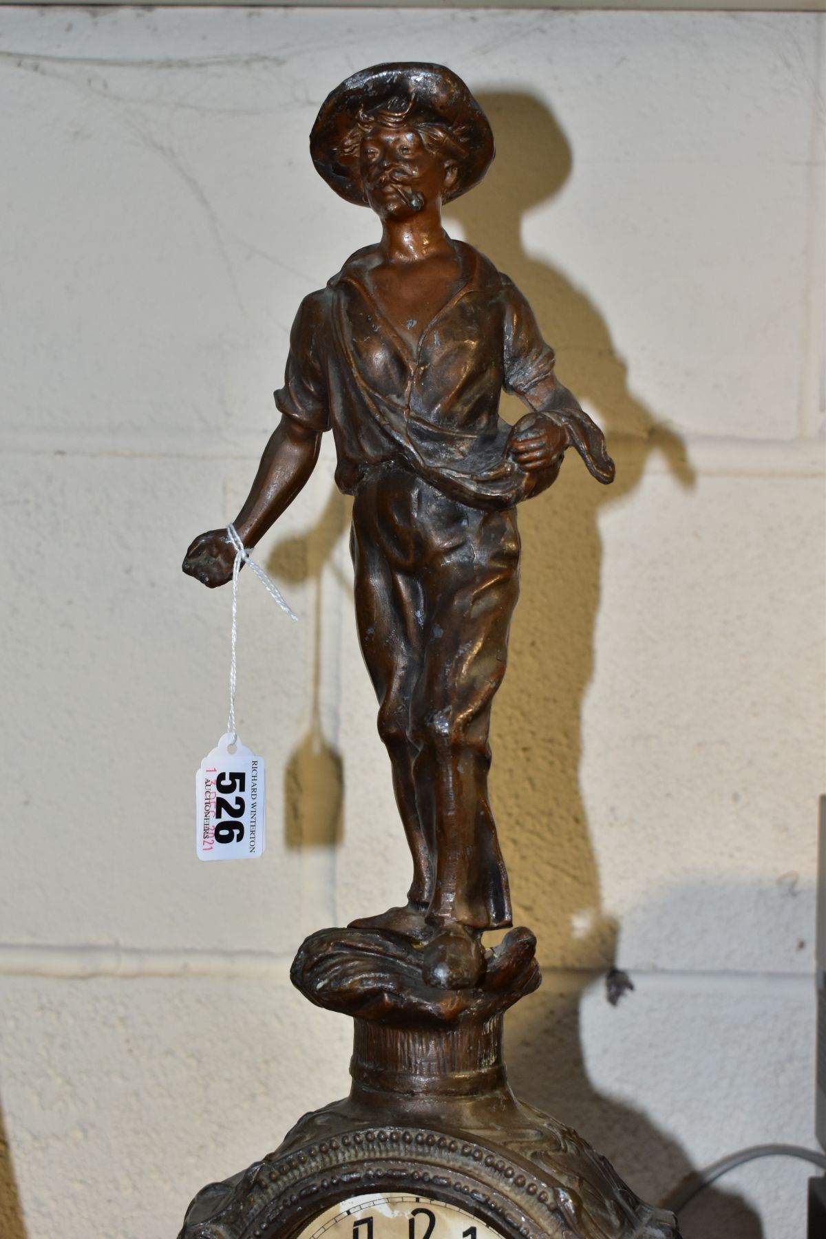 AN EARLY 20TH CENTURY BRONZED SPELTER FIGURAL MANTEL CLOCK AND AN EARLY 2OTH CENTURY VARIEGATED - Image 2 of 12