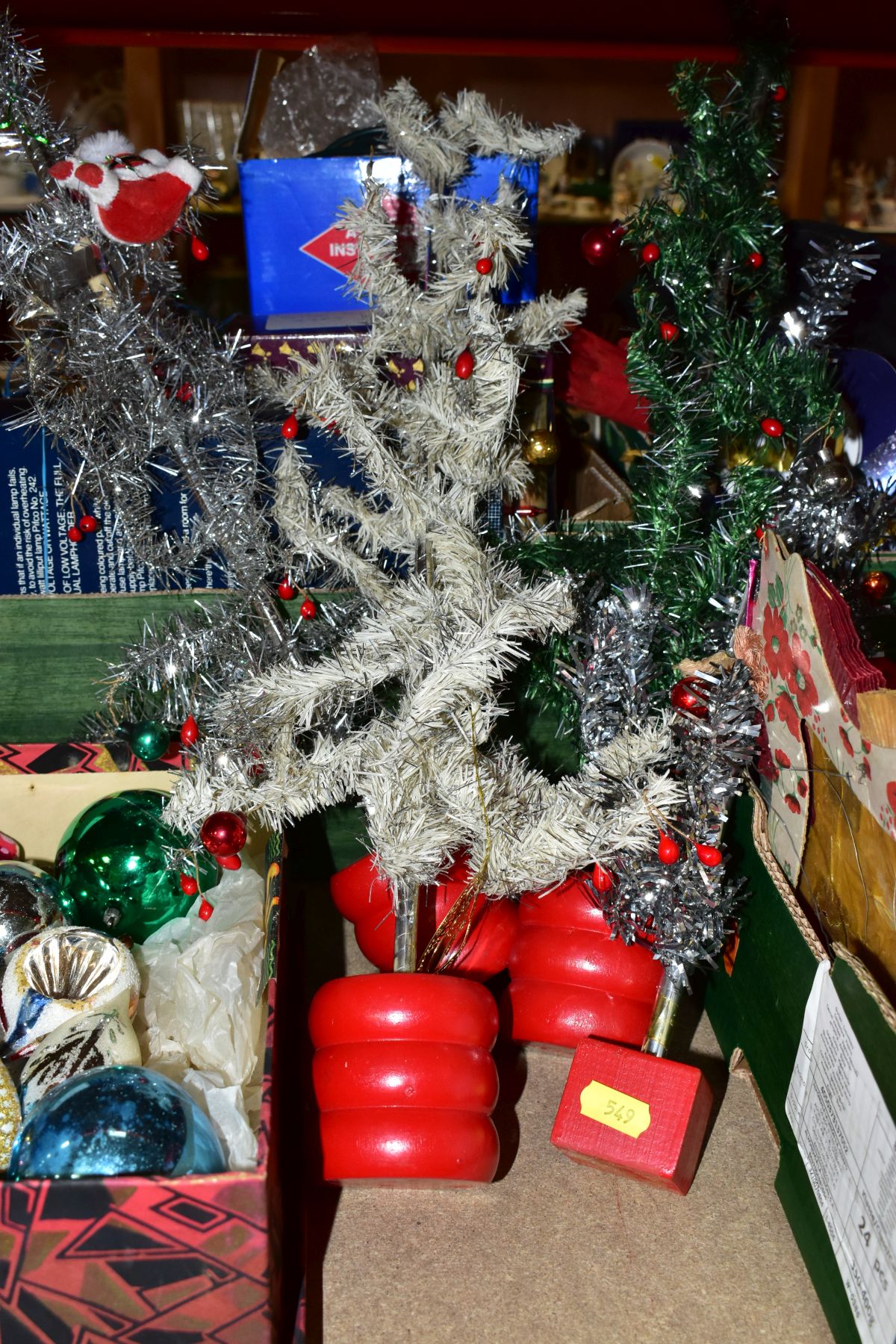 EIGHT BOXES AND LOOSE VINTAGE CHRISTMAS DECORATIONS, mainly mid to late twentieth century, to - Image 3 of 13