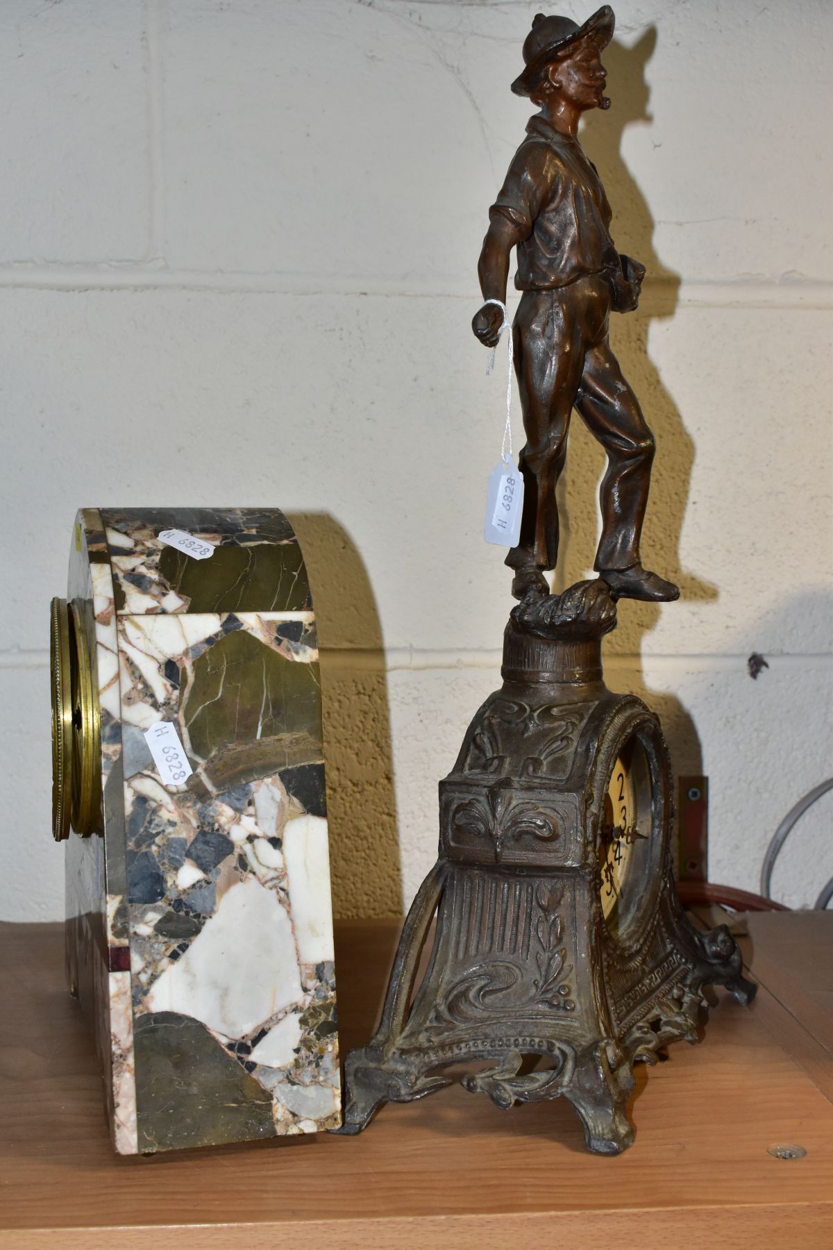 AN EARLY 20TH CENTURY BRONZED SPELTER FIGURAL MANTEL CLOCK AND AN EARLY 2OTH CENTURY VARIEGATED - Image 12 of 12