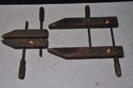 A PAIR OF VINTAGE HAND SCREW WOODWORKING CLAMPS measuring 18 and 12 inches (2)