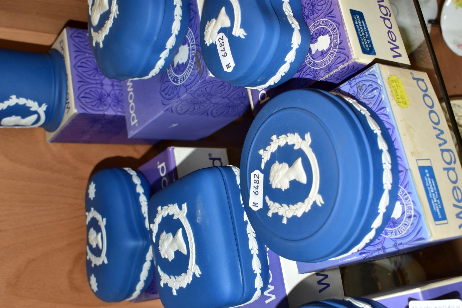 FIFTEEN BOXED WEDGWOOD ROYAL BLUE JASPERWARE ROYAL COMMEMORATIVE CANDY BOXES, all of H.M. The - Image 5 of 8