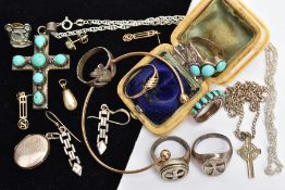 A SELECTION OF JEWELLERY, to include a 9ct openwork ring, hallmarked 9ct gold Sheffield, ring size O