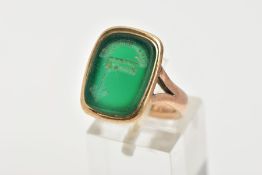 A 9CT GOLD INTAGLIO RING, of a rectangular form set with a green hardstone carved intaglio, with the