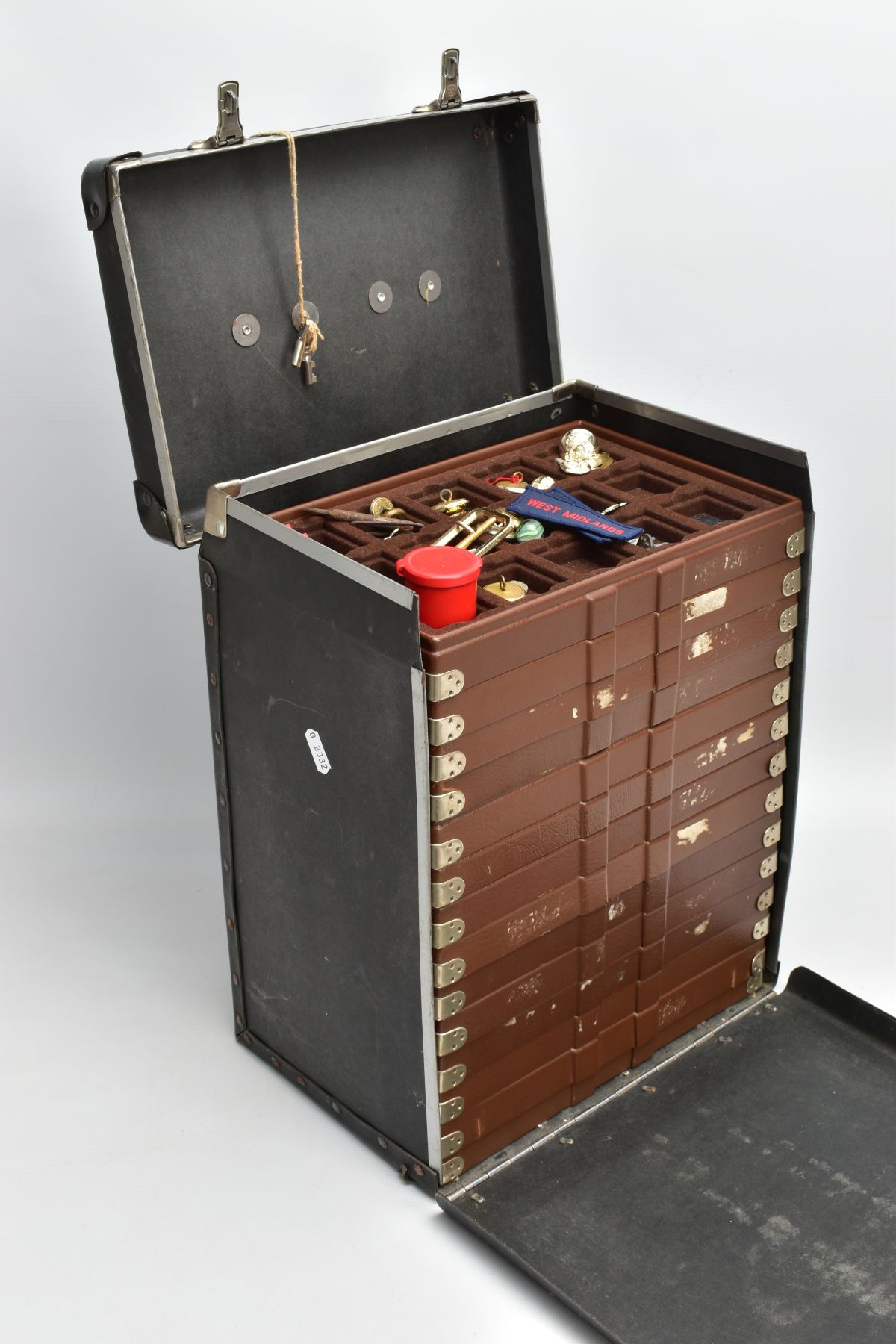 A STORAGE BOX/CARRIAGE CASE WITH CONTENTS, contents to include costume jewellery, buttons, brooches, - Image 6 of 7