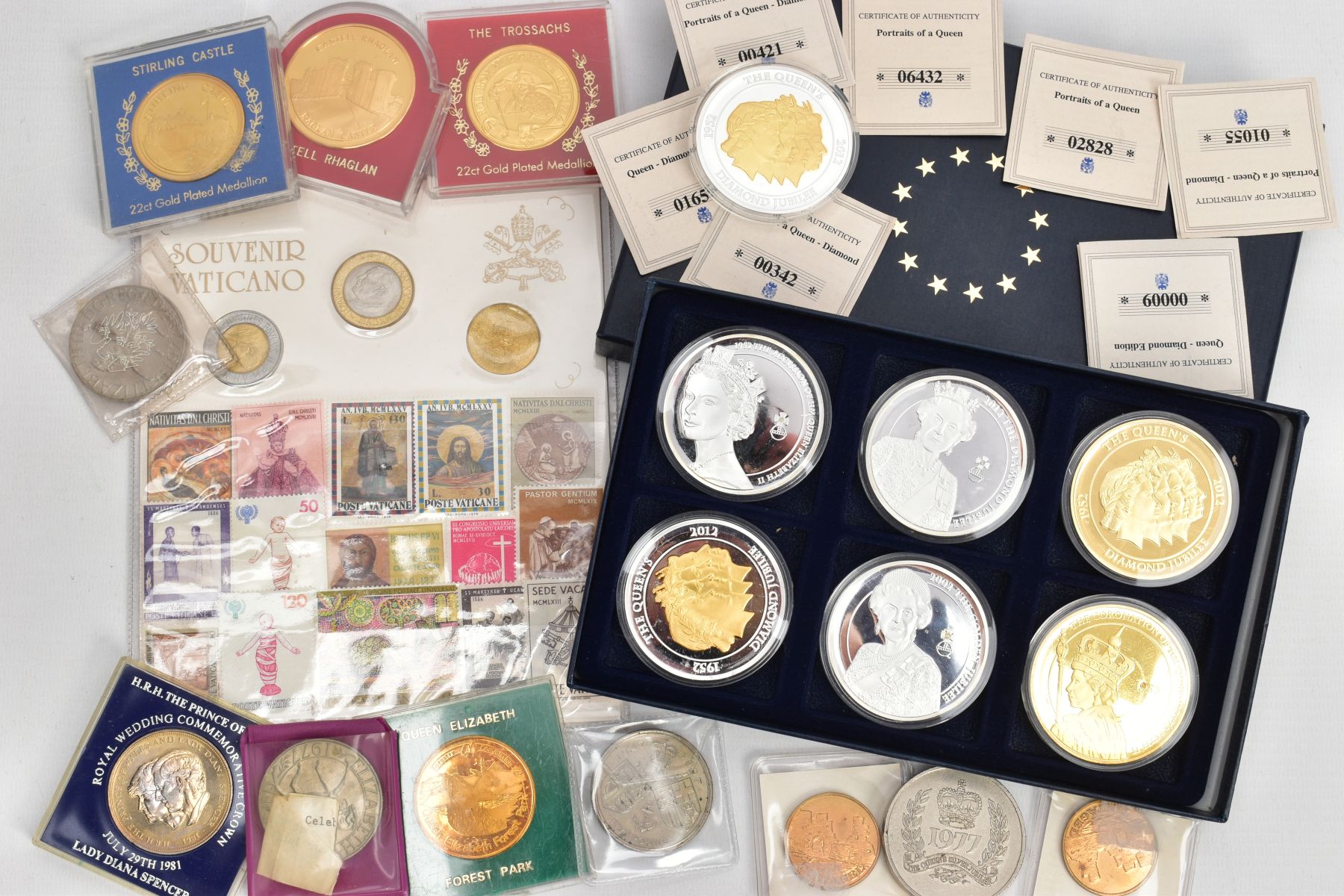 A CARDBOARD BOX CONTAINING COINS AND COMMEMORATIVES, to include a fitted box of 7 Queens Diamond