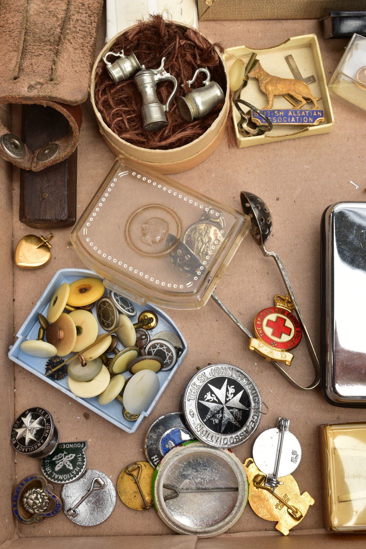 A BOX OF ASSORTED ITEMS, to include a 1940's James Robertson & Sons brooch collection, with six - Image 7 of 7