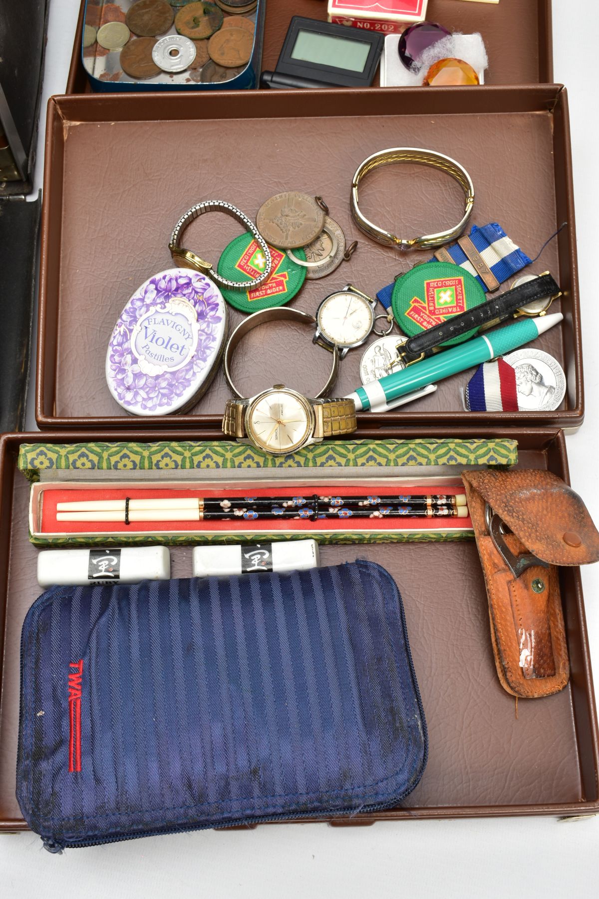 A STORAGE BOX/CARRIAGE CASE WITH CONTENTS, contents to include costume jewellery, buttons, brooches, - Image 4 of 7