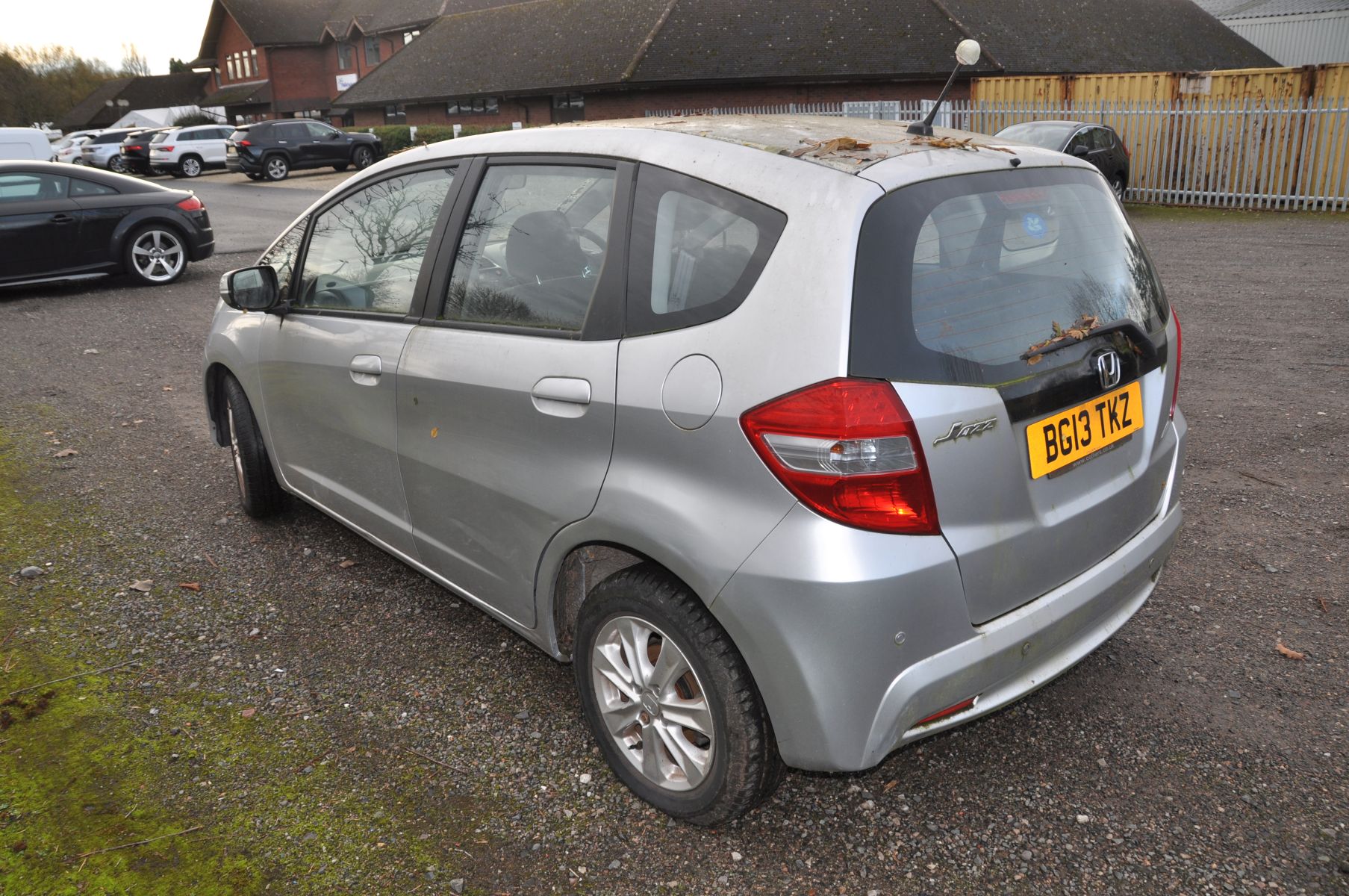 A HONDA JAZZ 1.4l VTECH five door hatchback in silver, petrol engine, first registered June 2013, - Bild 3 aus 9