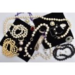 A SELECTION OF JEWELLERY, to include a hinged bangle fitted with a push pin integrated box clasp,