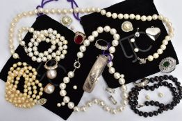 A SELECTION OF JEWELLERY, to include a hinged bangle fitted with a push pin integrated box clasp,