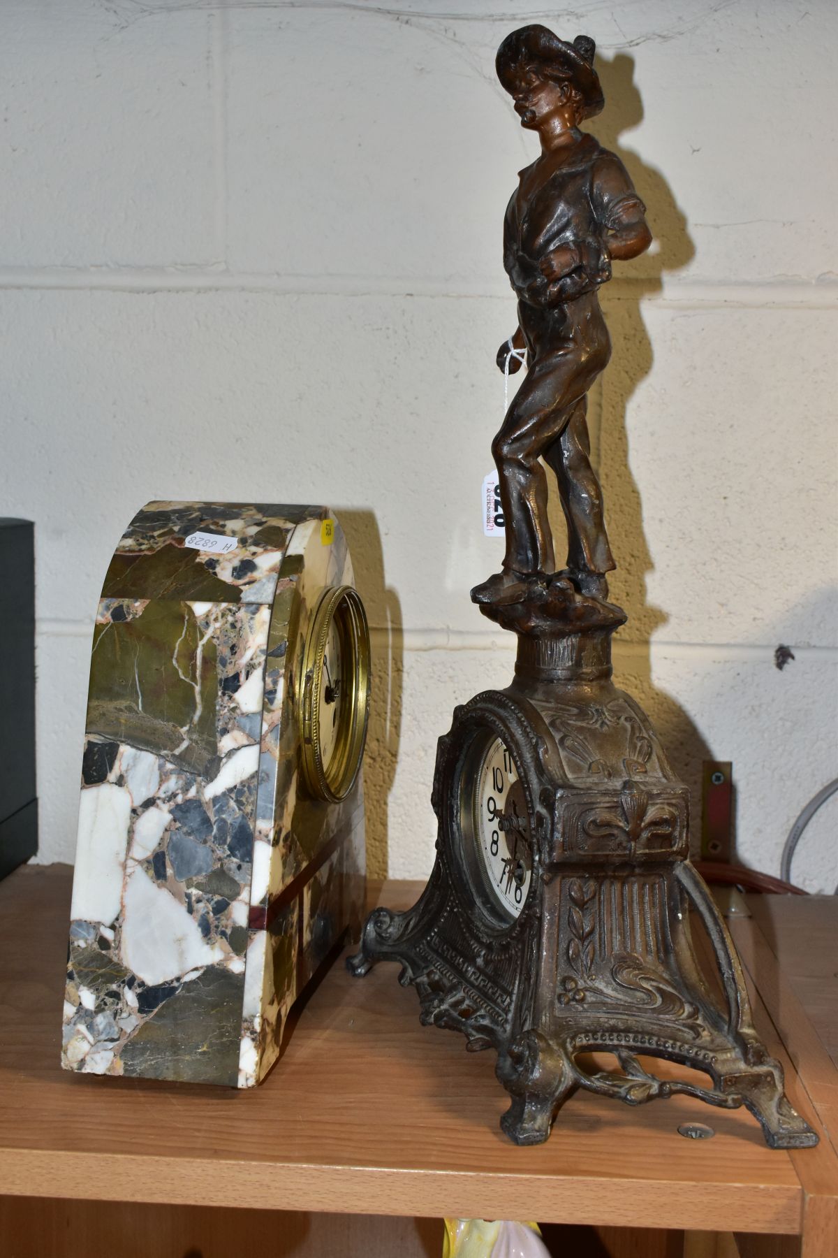 AN EARLY 20TH CENTURY BRONZED SPELTER FIGURAL MANTEL CLOCK AND AN EARLY 2OTH CENTURY VARIEGATED - Image 7 of 12