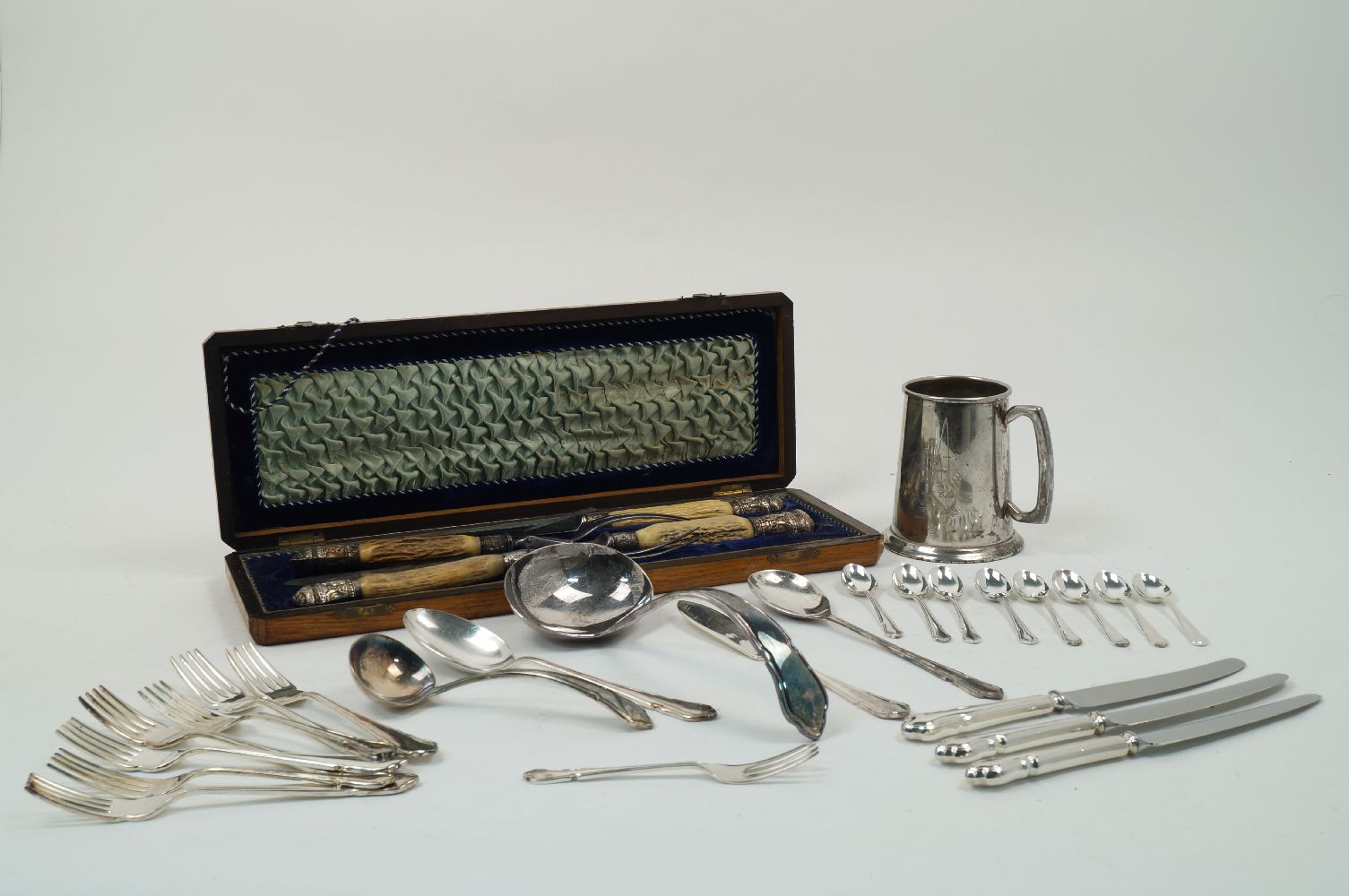 A collection of silver and silver plated wares, to include: a cased silver mounted carving set,