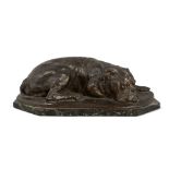 Wilhelm Hüsgen (1877-1962) Bulldog, recumbent Bronzed Verde antico marble base 42 cm wide.Please