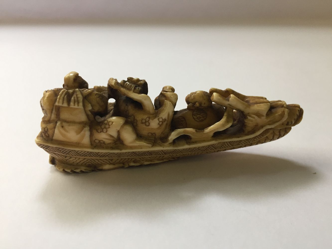 A collection of eleven ivory and horn Japanese netsuke, 19th century, to include a large netsuke - Image 29 of 33