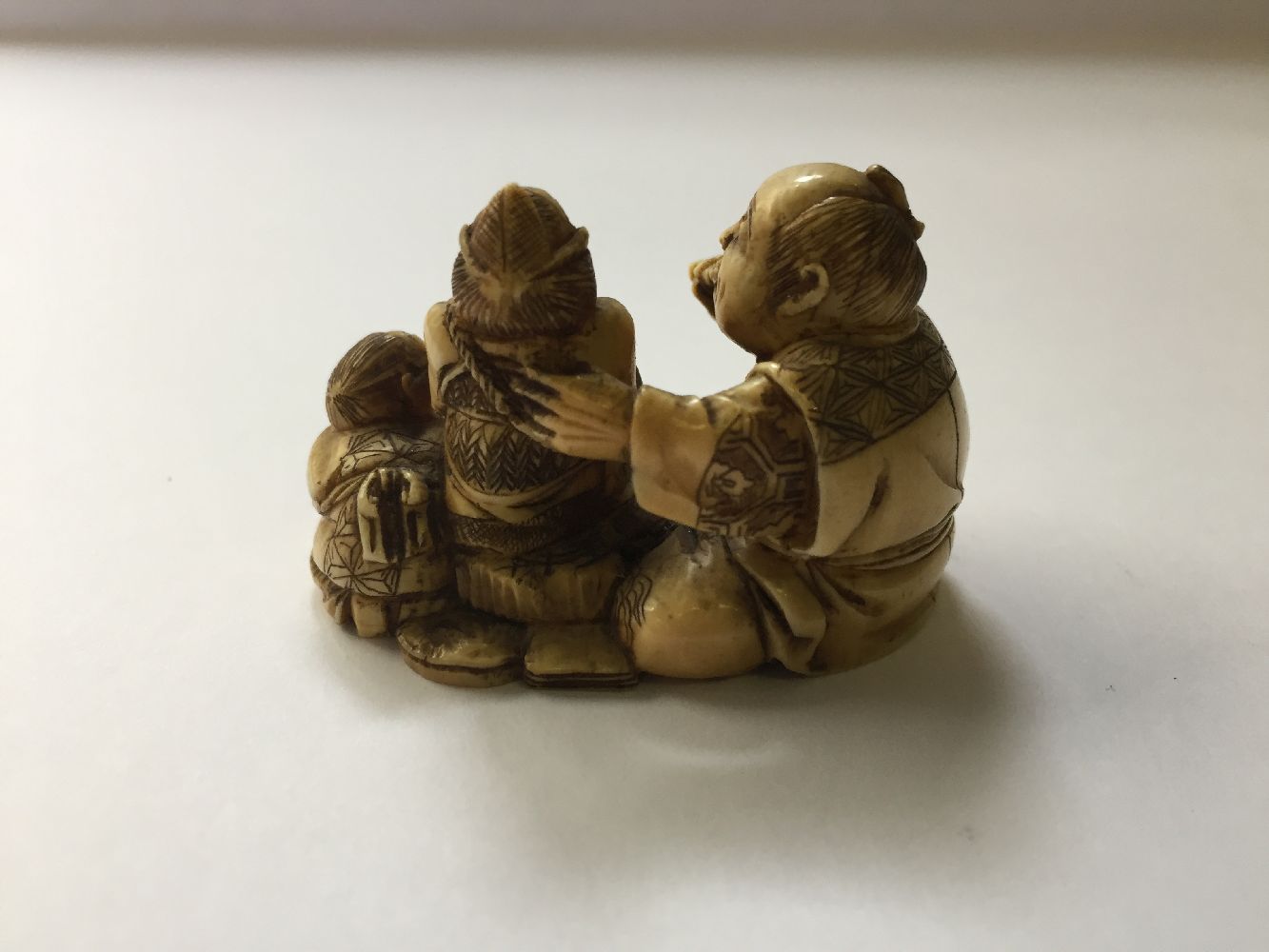 A collection of eleven ivory and horn Japanese netsuke, 19th century, to include a large netsuke - Image 32 of 33