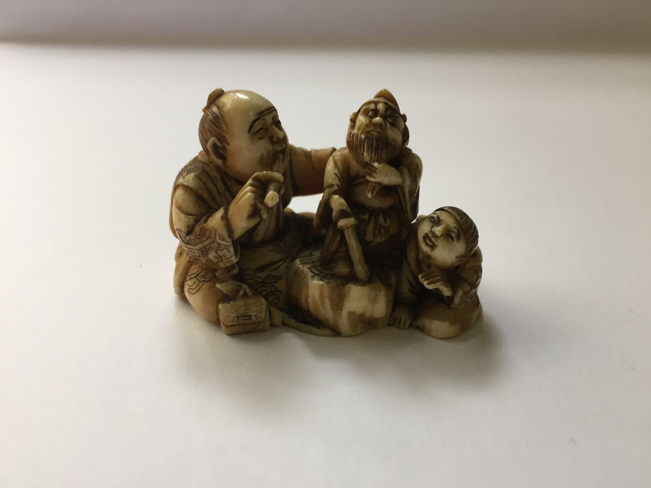 A collection of eleven ivory and horn Japanese netsuke, 19th century, to include a large netsuke - Image 31 of 33