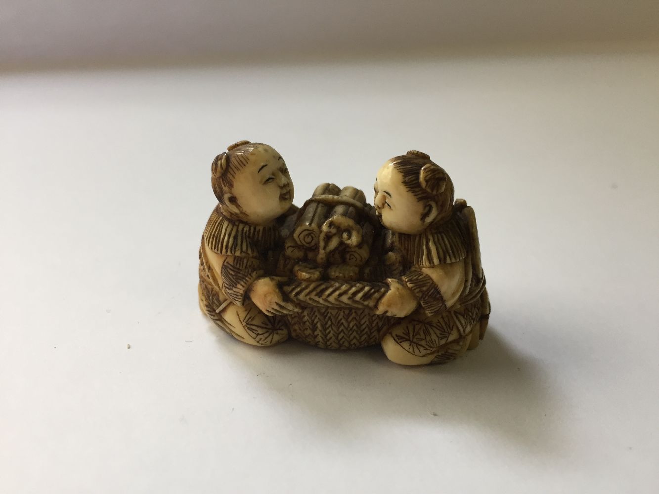 A collection of eleven ivory and horn Japanese netsuke, 19th century, to include a large netsuke - Image 24 of 33