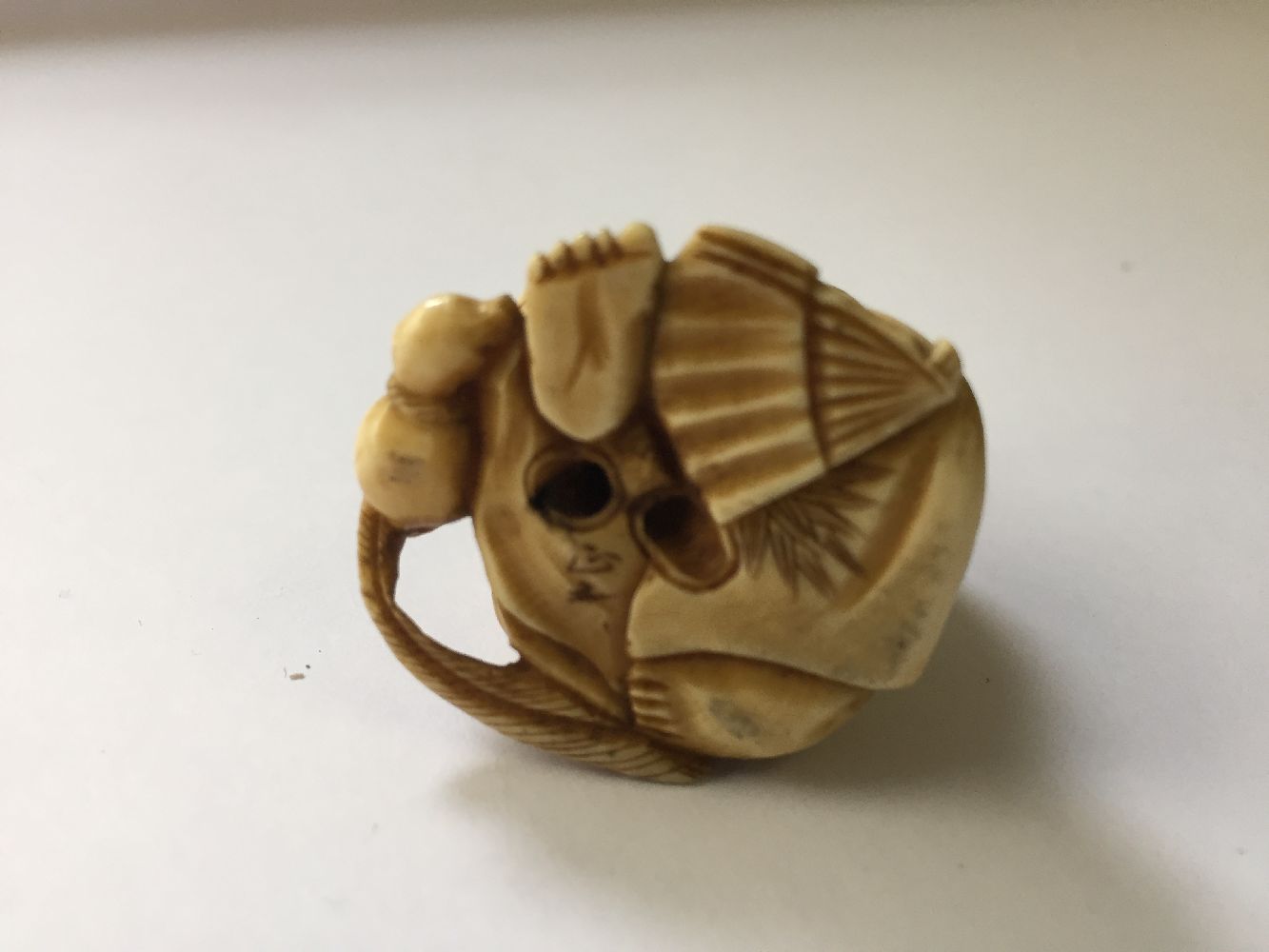 A collection of eleven ivory and horn Japanese netsuke, 19th century, to include a large netsuke - Image 7 of 33