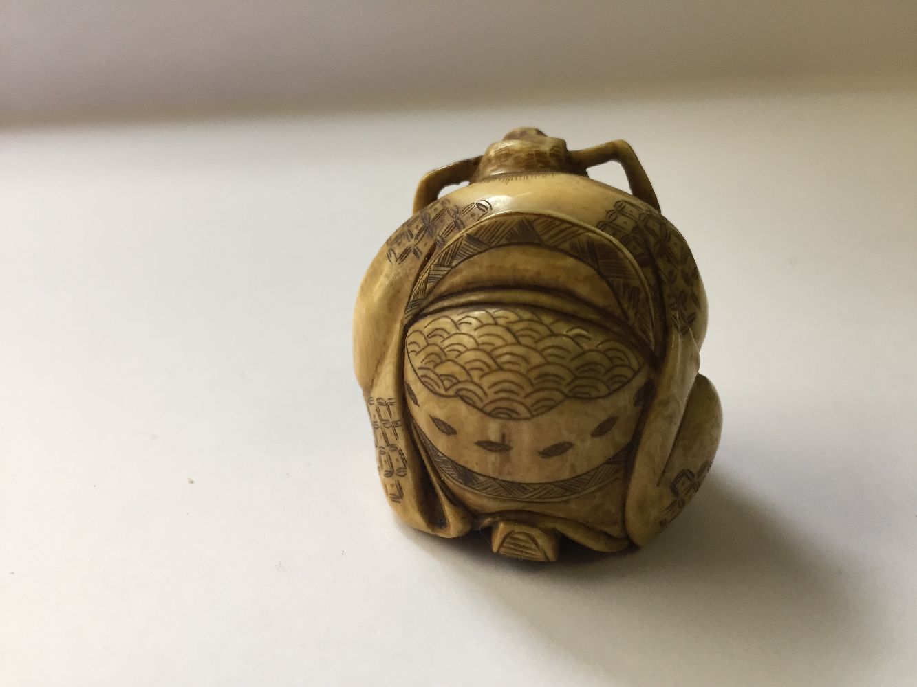 A collection of eleven ivory and horn Japanese netsuke, 19th century, to include a large netsuke - Image 15 of 33